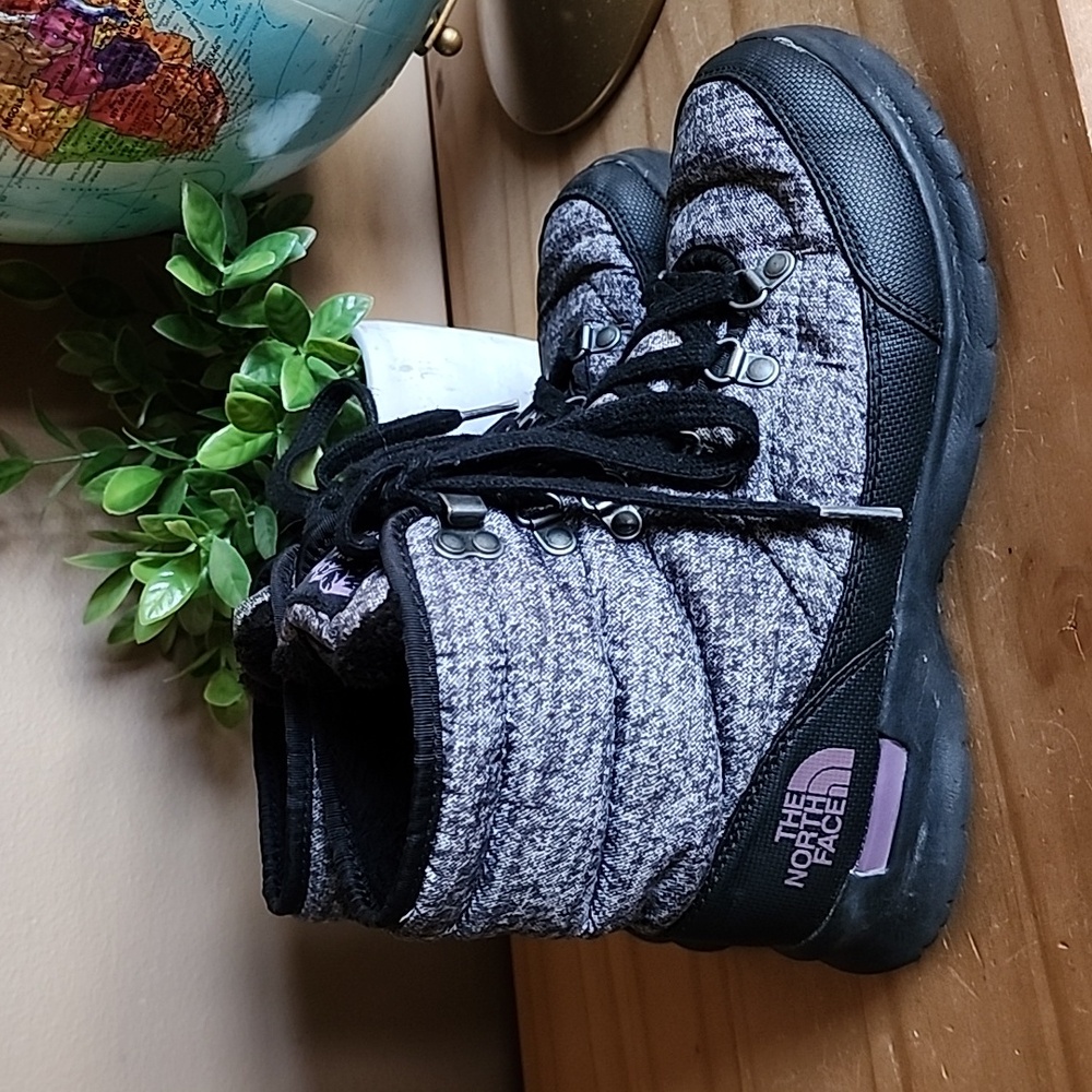 The North Face size 6 lace up winter boots